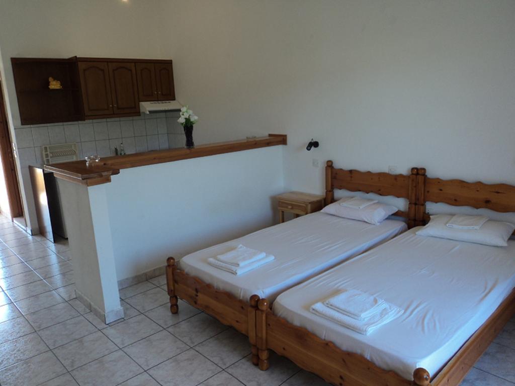 Faethon Aparthotel Karousadhes  Szoba fotó